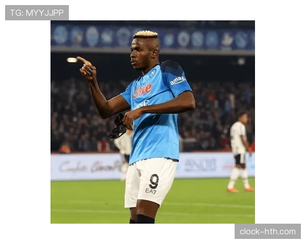 奥斯梅恩与那不勒斯球迷热情互动，彰显球队团结氛围